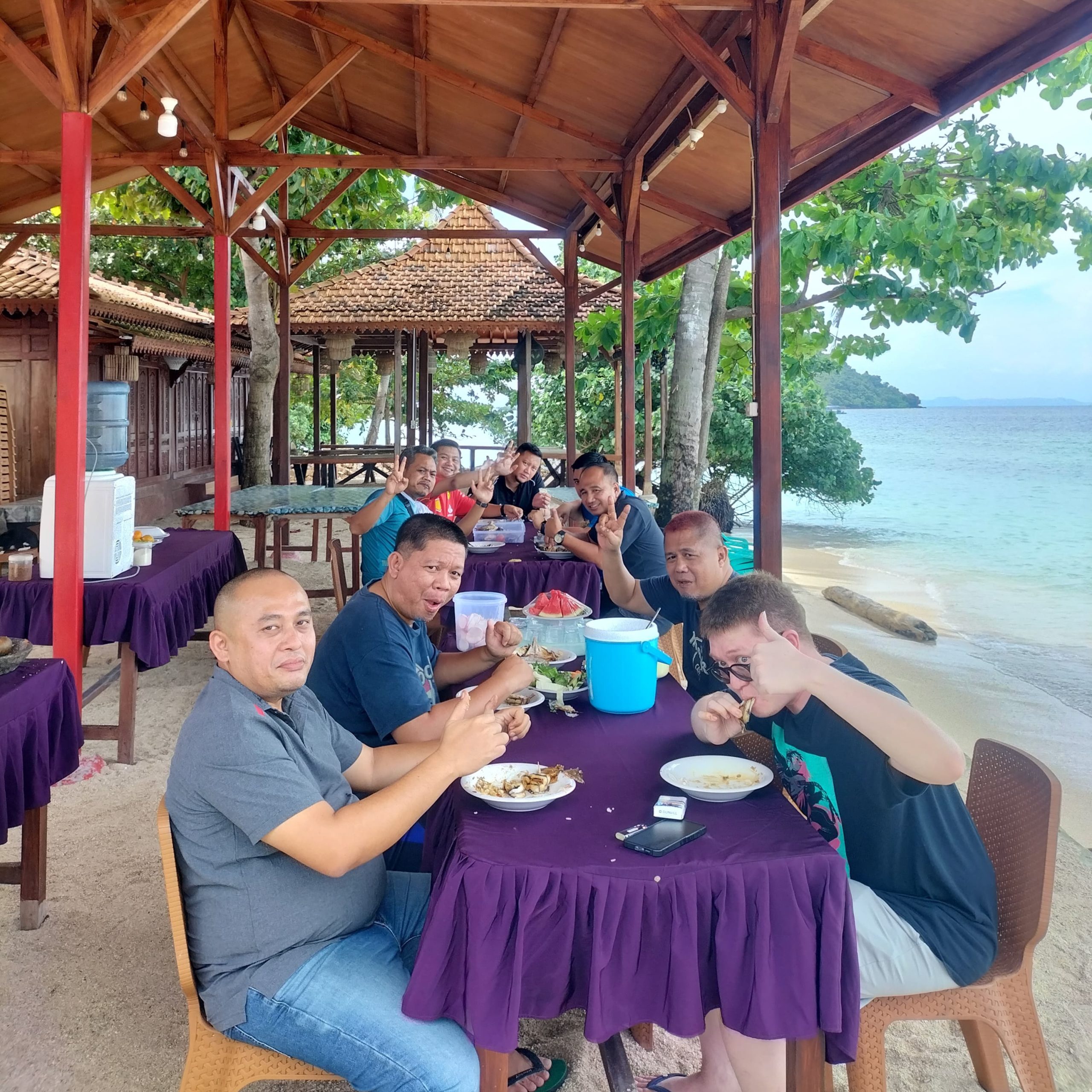 Makan di Pinggir Pantai Pulau Pahawang
